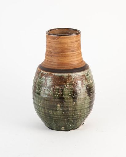 FONTGOMBAULT
Vase.
En grès en partie émaillée...