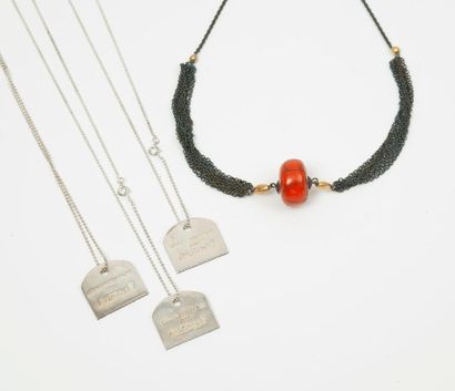 Un lot comprenant :
- ISABELLE MARANT ETOILE
Collier...