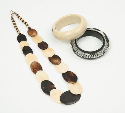Lot de bijoux fantaisie comprenant :
-Un...