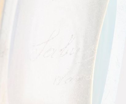 SABINO, Paris
Petit vase.
En verre moulé...