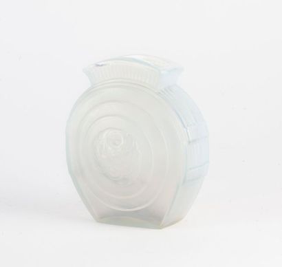 SABINO, Paris
Petit vase.
En verre moulé...