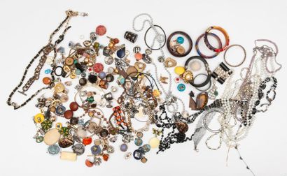 Lot de bijoux de fantaisie en métal, bois...