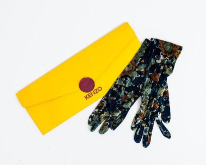 KENZO
Paire de gants en velours ras imprimé...