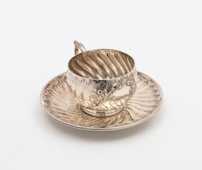 J. LADOUCETTE
Tasse et sous-tasse sur bâtes,...