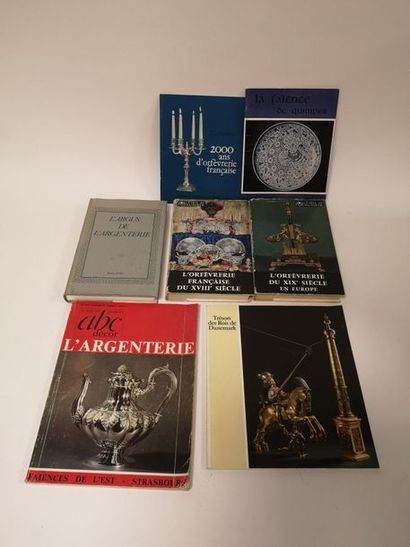 Lot including: 
- DEFLASSIEUX Françoise 
L'argus...