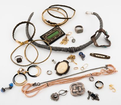 Small batch of various costume jewellery...