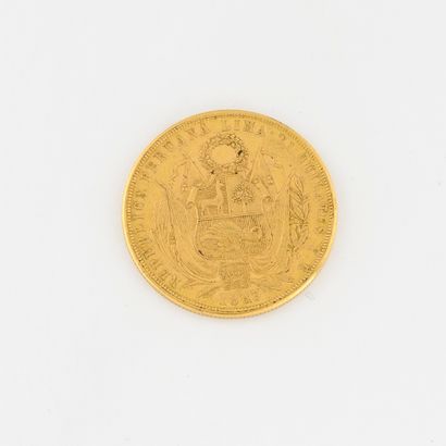 PÉROU
8 gold escudos coin, 1863. 

Net weight...