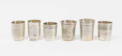Six gobelets à liqueur, dépareillés, en argent...