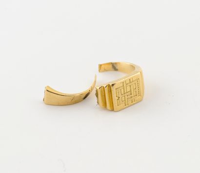 Yellow gold signet ring scrap (750). 

Net...