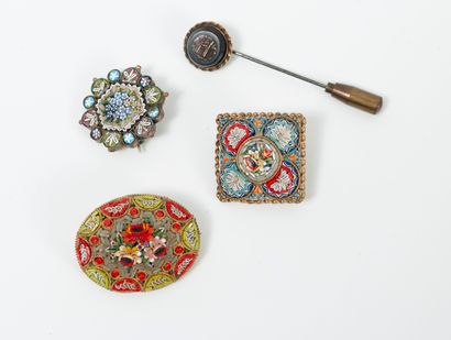 Italie, XXème siècle
Three brooches and a...