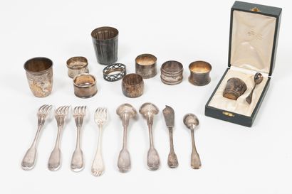 Lot d'objets en argent (950) :

- deux couverts...