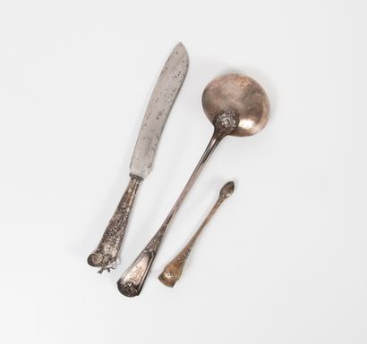 Trois pièces de service : 

- Pince à sucre...