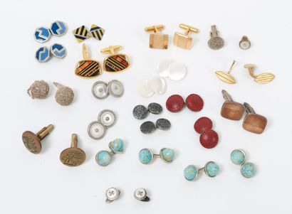 Set of cufflinks in metal, leather and...

A...