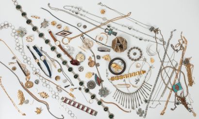 Strong batch of costume jewellery in metal,...