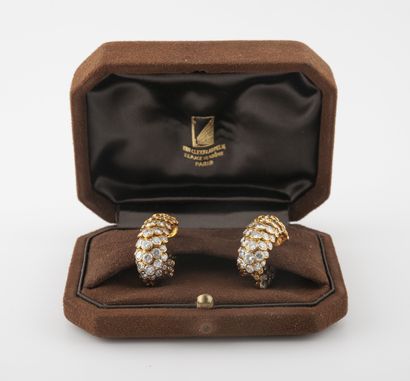 VAN CLEEF & ARPELS, Paris, vers 1970

Paire...