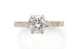 Bague solitaire en or blanc (750) ornée d'un...