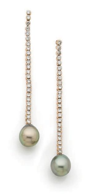 Élégante paire de pendants d'oreille en or...
