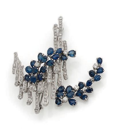 
Broche asymétrique en or gris (585) et argent...