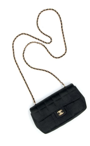 CHANEL
Petit sac du soir à rabat en satin...