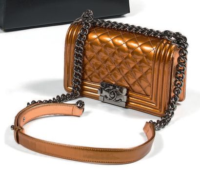 Chanel,
Boy Mini
Sac en cuir verni cuivré...
