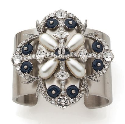 Chanel,
Croisière
Bracelet manchette en métal...