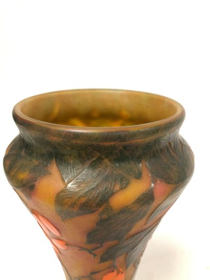 DAUM à Nancy
Baluster vase on pedestal, with...
