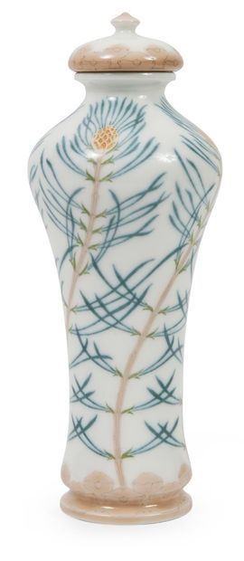 SEVRES, XXème siècle
Vase couvert de forme...