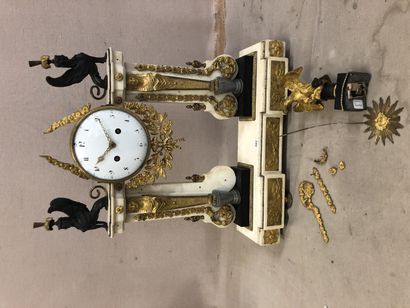 Importante pendule portique en marbre blanc,...