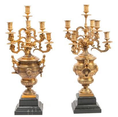 Paire de candélabres en bronze doré et ciselé.
Composés...