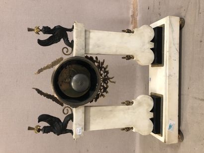 Importante pendule portique en marbre blanc,...