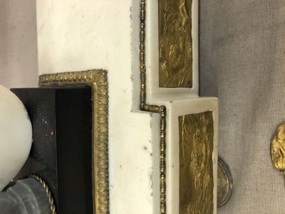 Importante pendule portique en marbre blanc,...