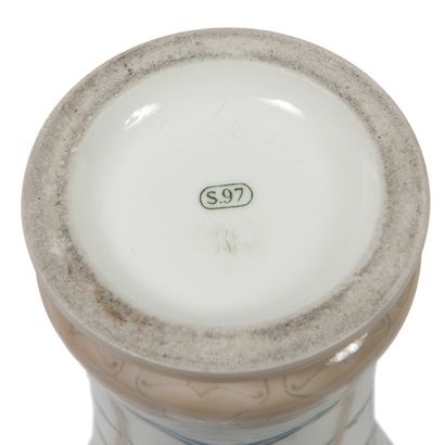 SEVRES, XXème siècle
Vase couvert de forme...