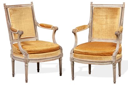 Paire de fauteuils à la Reine en bois mouluré...