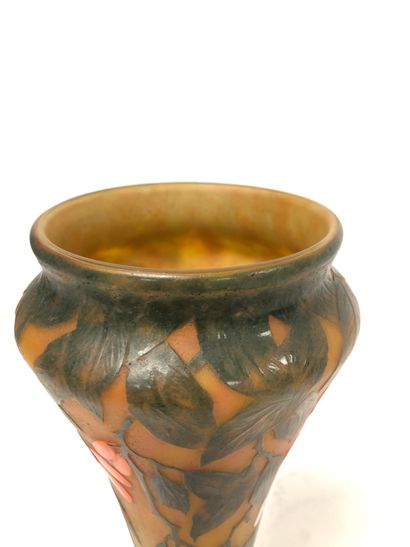 DAUM à Nancy
Baluster vase on pedestal, with...