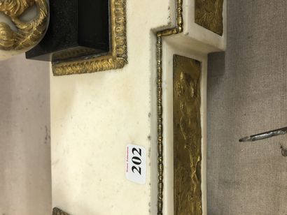 Importante pendule portique en marbre blanc,...