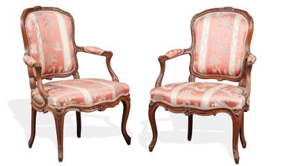 Paire de fauteuils en cabriolet en bois naturel...