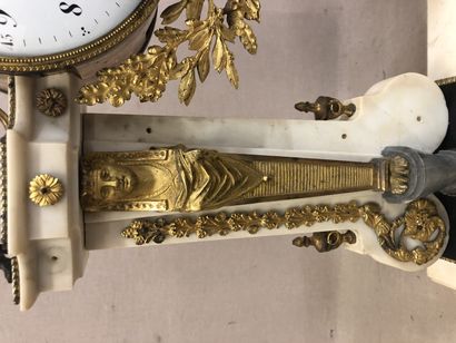 Importante pendule portique en marbre blanc,...