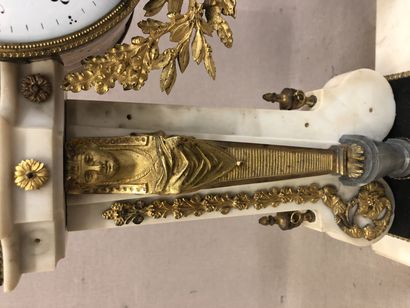 Importante pendule portique en marbre blanc,...