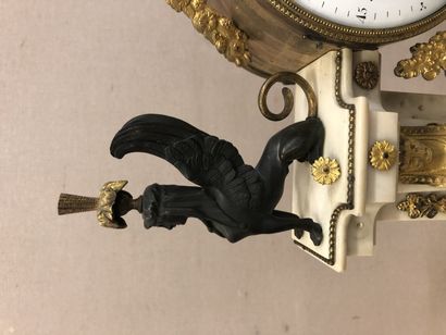 Importante pendule portique en marbre blanc,...