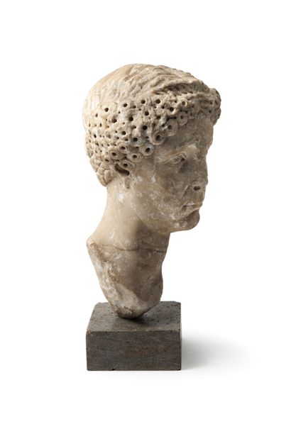 ART ROMAIN, Ier siècle
Tête féminine en léger...