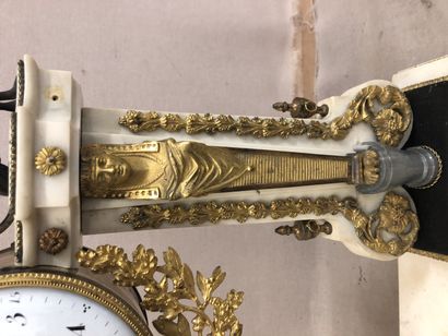 Importante pendule portique en marbre blanc,...