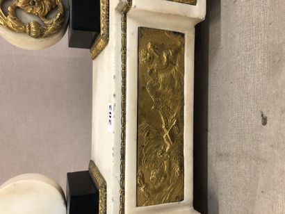 Importante pendule portique en marbre blanc,...