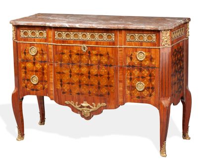 Commode à ressaut ouvrant par deux tiroirs...