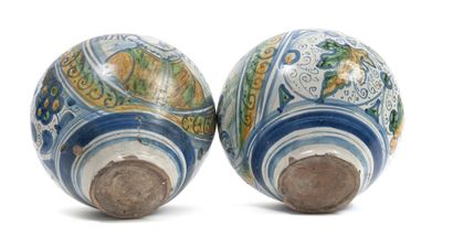 SICILE
Vase boule en majolique à décor polychrome...