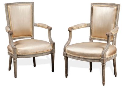 Deux fauteuils en cabriolet, pouvant former...