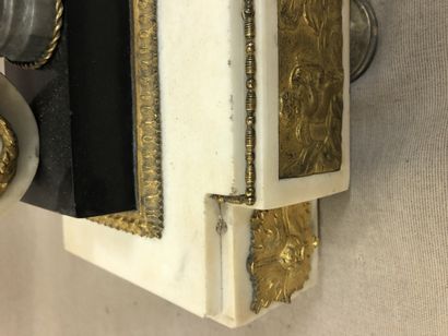 Importante pendule portique en marbre blanc,...