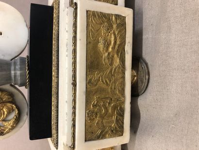 Importante pendule portique en marbre blanc,...