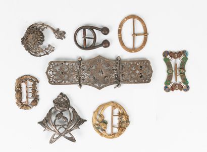 Elément de ceinture orné d'un motif feuillagé...