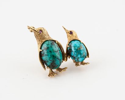Broche pingouins en or jaune (750) guilloché,...