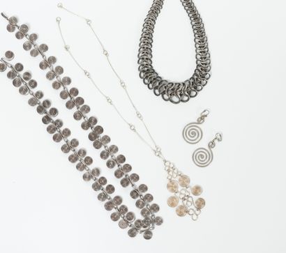 Petit lot de bijoux en métal :

- collier...